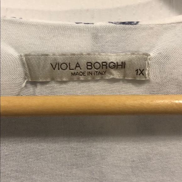 Flowy, white top with blue design - Picture 4 of 4